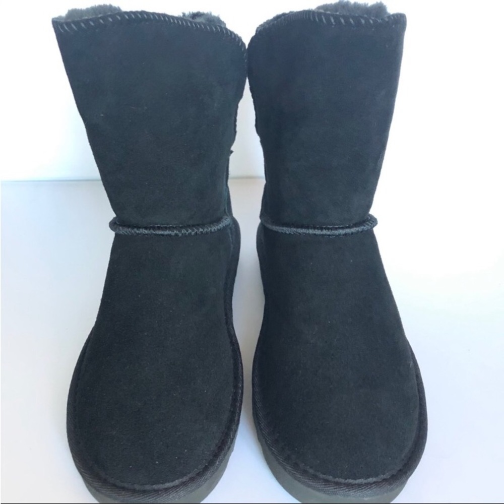Black winter boots